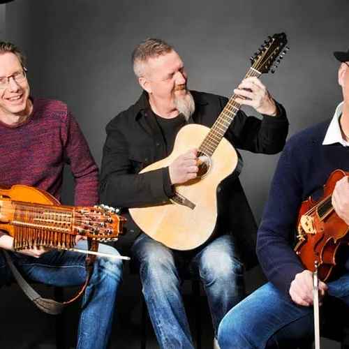 Die Bandmitglieder der Band Väsen mit Instrumenten