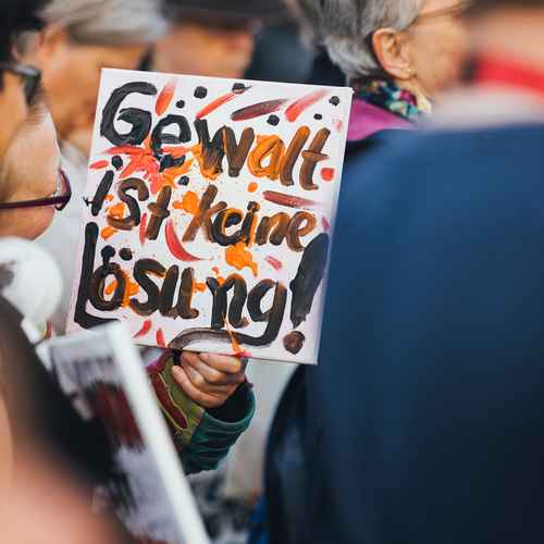 Ein Schild mit der Aufschrift "Gewalt ist keine Lösung"