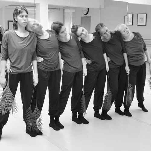 sech Tänzerinen in einer Balletschule